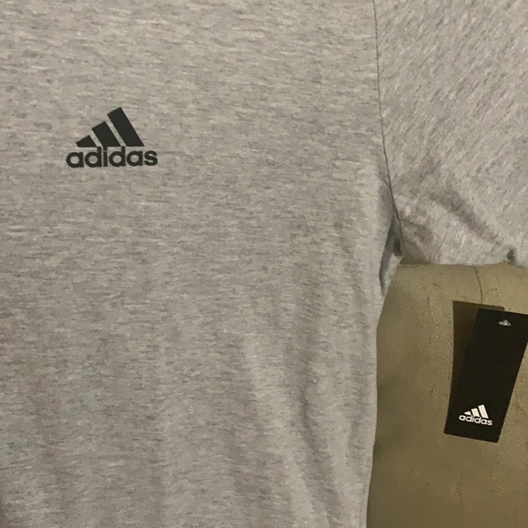 Adidas T-Shirt NWT Size 2XL . Men’s small logo tee - Picture 2 of 4